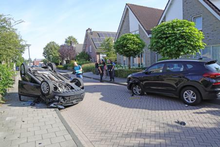 Flinke ravage nadat auto over de kop slaat aan de Hugo Verrieststraat Waalwijk