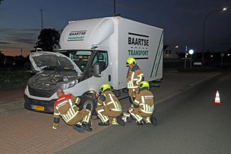 Bestuurder van bakwagen ziet vuur onder zijn motorkap aan de Altenaweg Waalwijk