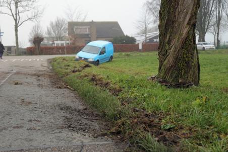 Auto belandt in sloot aan de Blaasbalgweg Waalwijk