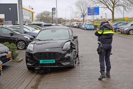 Twee auto’s botsen tegen elkaar tijdens proefrit aan de Van Andelstraat Waalwijk