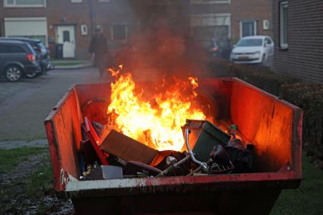 Brand in container aan de Van Berckenrodelaan Waalwijk