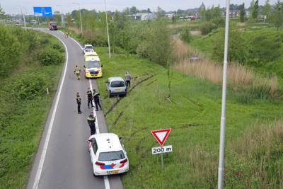 Automobilist rijdt de sloot in op de Midden-Brabantweg Waalwijk