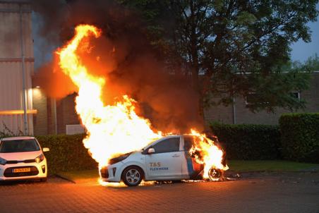 Auto gaat in vlammen op aan de Industrieweg Waalwijk