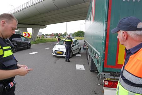 Auto en vrachtwagen botsen tegen elkaar op de A59 (Maasroute) Waalwijk