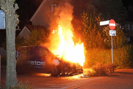 Buurtbewoners horen knal en zien auto in vlammen opgaan aan de Andreas Zijlmansstraat Waalwijk