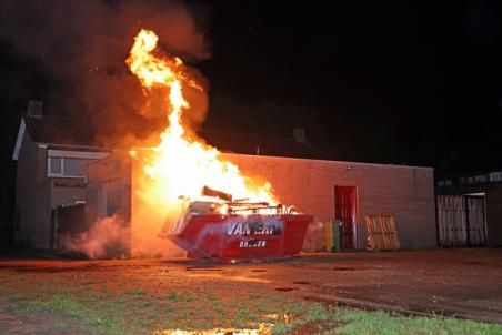 Hoge vlammen bij containerbrand aan de Zonnedauwstraat Waalwijk