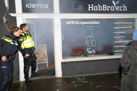 Inbreker(s) gaat er met telefoonhoesjes vandoor na inbraak aan de Stationsstraat Waalwijk