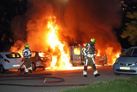 Meerdere auto’s gaan in vlammen op aan de Pompweg Waalwijk