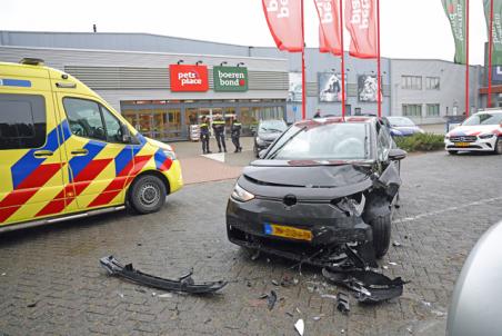 Man raakt gewond bij aanrijding aan de Prof. Lorentzweg Waalwijk