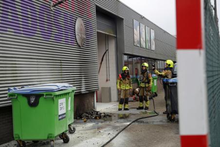 Container vliegt in brand en beschadigt bedrijfspand van Prisma aan de Professor Keesomweg Waalwijk