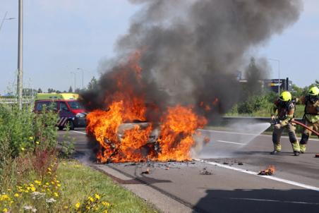 Auto vliegt in brand na botsing op de Midden-Brabantweg Waalwijk