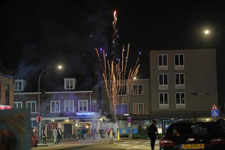 Turkse fans en Oranje-fans feesten samen aan de Grotestraat Waalwijk