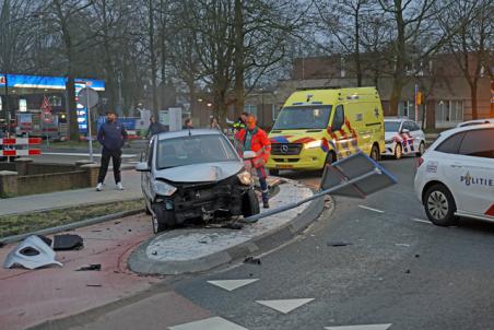 Ravage op rotonde na ongeval aan de Burg. Smeelelaan Waalwijk