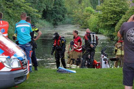 Hulpdiensten rukken massaal uit voor mogelijk persoon te water aan de Mozartlaan Waalwijk