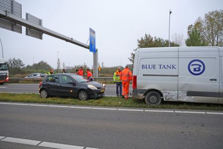 Bestuurder botst met auto tegen bestelbus op de Midden-Brabantweg Waalwijk