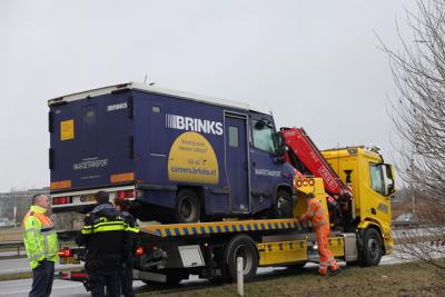 Politie bewaakt gestrande geldwagen op Midden-Brabantweg Waalwijk