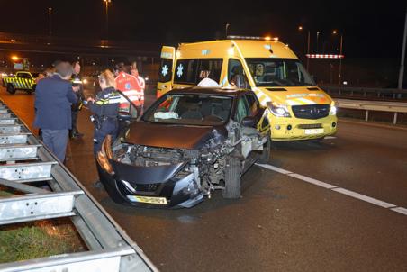 Bestuurder botst met auto tegen vangrail aan op de A59 (Maasroute) Waalwijk