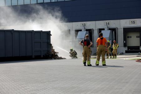 Brand in papiercontainer bij bedrijf aan De Kroonweg in Waalwijk