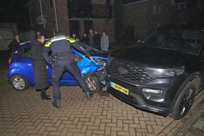 Bestuurster wordt onwel en botst tegen geparkeerde auto aan de Hugo Verrieststraat Waalwijk