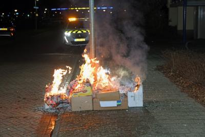 Brandende dozen papier beschadigen lantaarnpaal in Waalwijk