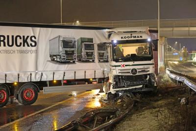 Vrachtwagen strandt in vangrail op Midden-Brabantweg door gladheid: weg dicht