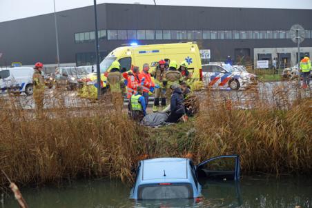 Bestuurder belandt met auto in de sloot bij aanrijding op kruising aan de Kloosterheulweg Waalwijk