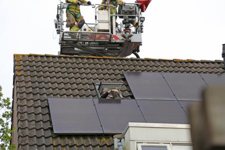 Kat zit vast tussen zonnepanelen aan het Rembrandtpark Waalwijk