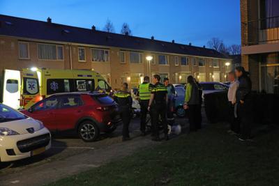 Vrouw aangetroffen op straat in Ir. Lelystraat: politie onderzoekt toedracht