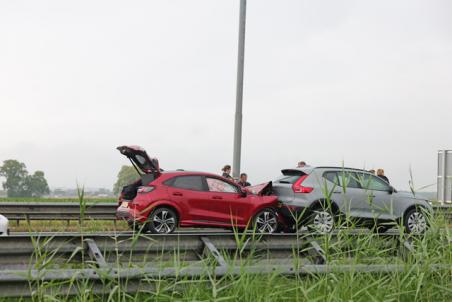 Kop-staartbotsing met drie auto&#039;s op A59 bij Waalwijk veroorzaakt flinke file