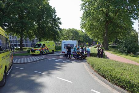 Fietsster zwaargewond na aanrijding met auto en caravan in Waalwijk