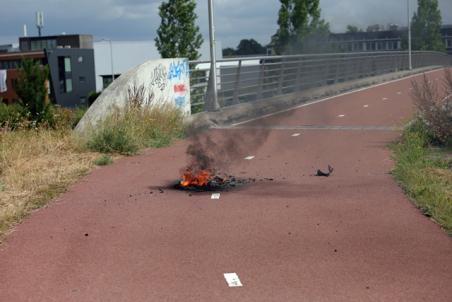 Brandend accupakket richt schade aan op fietsbrug aan het Gaardpad Waalwijk