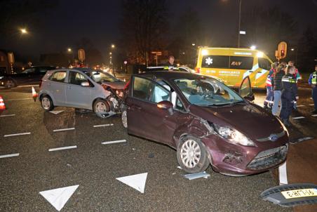 Twee auto’s botsen op elkaar op kruising aan de Noorder Parallelweg Waalwijk