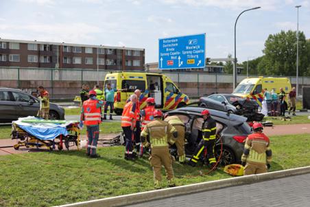 Automobilist overleden bij frontale aanrijding, andere bestuurder bekneld