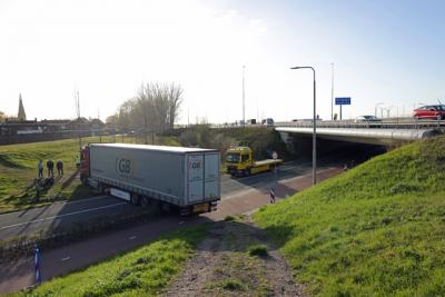 Blunderende chauffeur negeert hoogtemeters en rijdt vrachtwagen muurvast in berm aan de Hoogeindse Rondweg