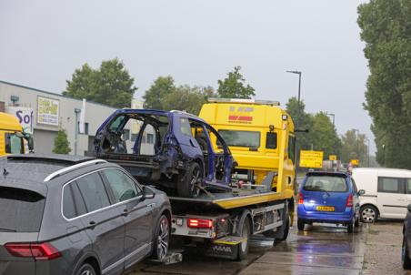Negen voertuigen in beslag genomen bij inval bedrijfspand Industrieweg in Waalwijk