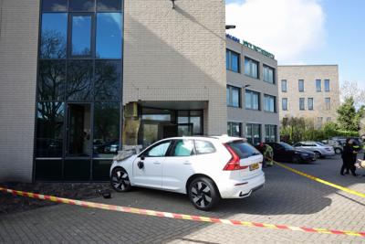 Bedrijfspand Taxandriaweg ontruimd na crash tegen gevel