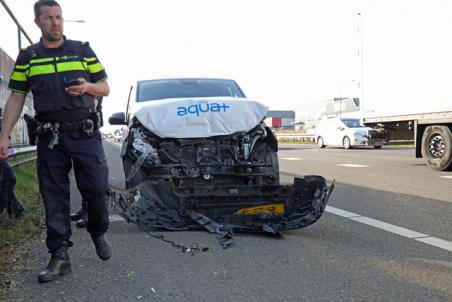 Bestelbus botst achterop vrachtwagen op de A59 (Maasroute) Waalwijk