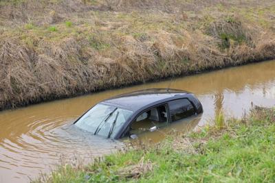 Auto te water aan de Keurweg: remmen weigeren dienst in verraderlijke bocht