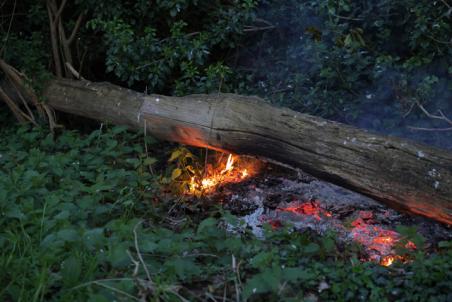 Brandweer voorkomt uitbreiding van vuur aan Laageinde: sporen van verblijf aangetroffen