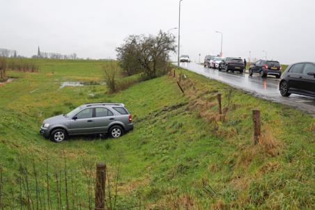 Auto rijdt van talud af na botsing aan de Valkenvoortweg Waalwijk