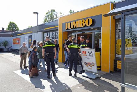 Jumbo ontruimd vanwege brandlucht aan de Grotestraat Waalwijk