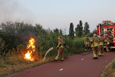 Opnieuw brandstichting vermoed bij fietsbrug Gaardpad: brandend plastic in berm