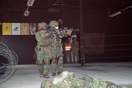 Militairen oefenen in bedrijvencomplex aan de Torenstraat Waalwijk