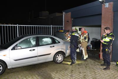 Autobrand in garage aan Laageinde in Waalwijk