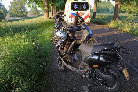 Twee scooterrijders rijden tegen elkaar en komen ten val aan de Zomerdijk Waalwijk