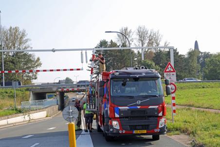 Bestuurder botst met aanhanger tegen waarschuwingsbalk aan de Hertog Janstraat Waalwijk