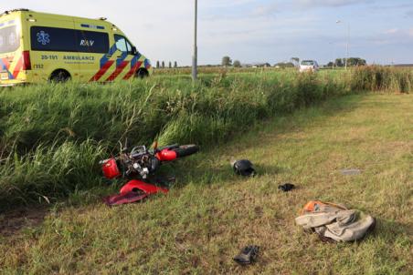 Motorrijder raakt van weg, belandt in sloot en slaat over de kop aan de Weteringweg Waalwijk