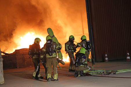 Felle brand in loods aan de Industrieweg Waalwijk