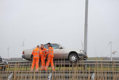 Auto vliegt van autotransporter af en belandt op de vangrail op de A59 (Maasroute) Waalwijk