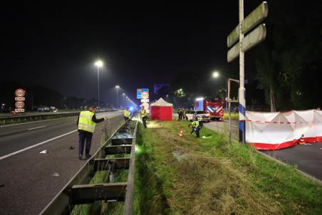 Vrouw (29) steekt A59 bij Waalwijk over, wordt aangereden en overlijdt ter plekke: snelweg uren afgesloten